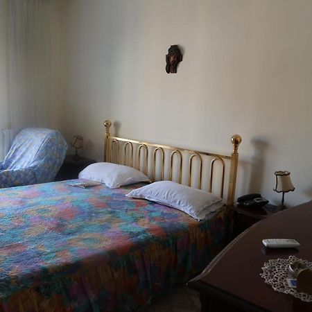 Stanza In Appartamento Napoli Bagian luar foto