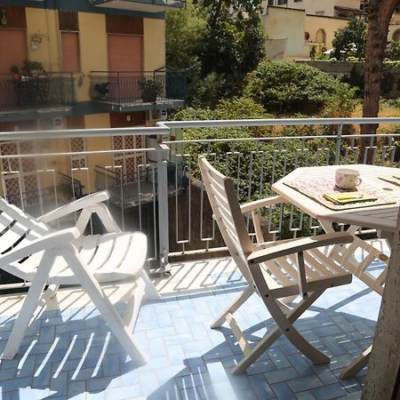 Stanza In Appartamento Napoli Bagian luar foto