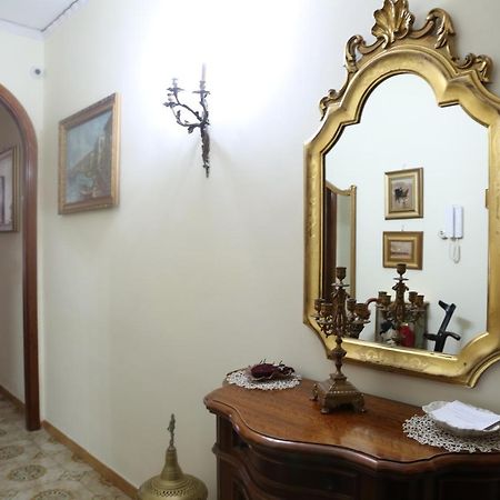 Stanza In Appartamento Napoli Bagian luar foto