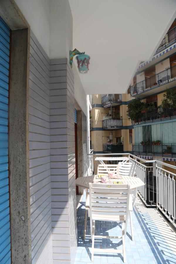 Stanza In Appartamento Napoli Bagian luar foto