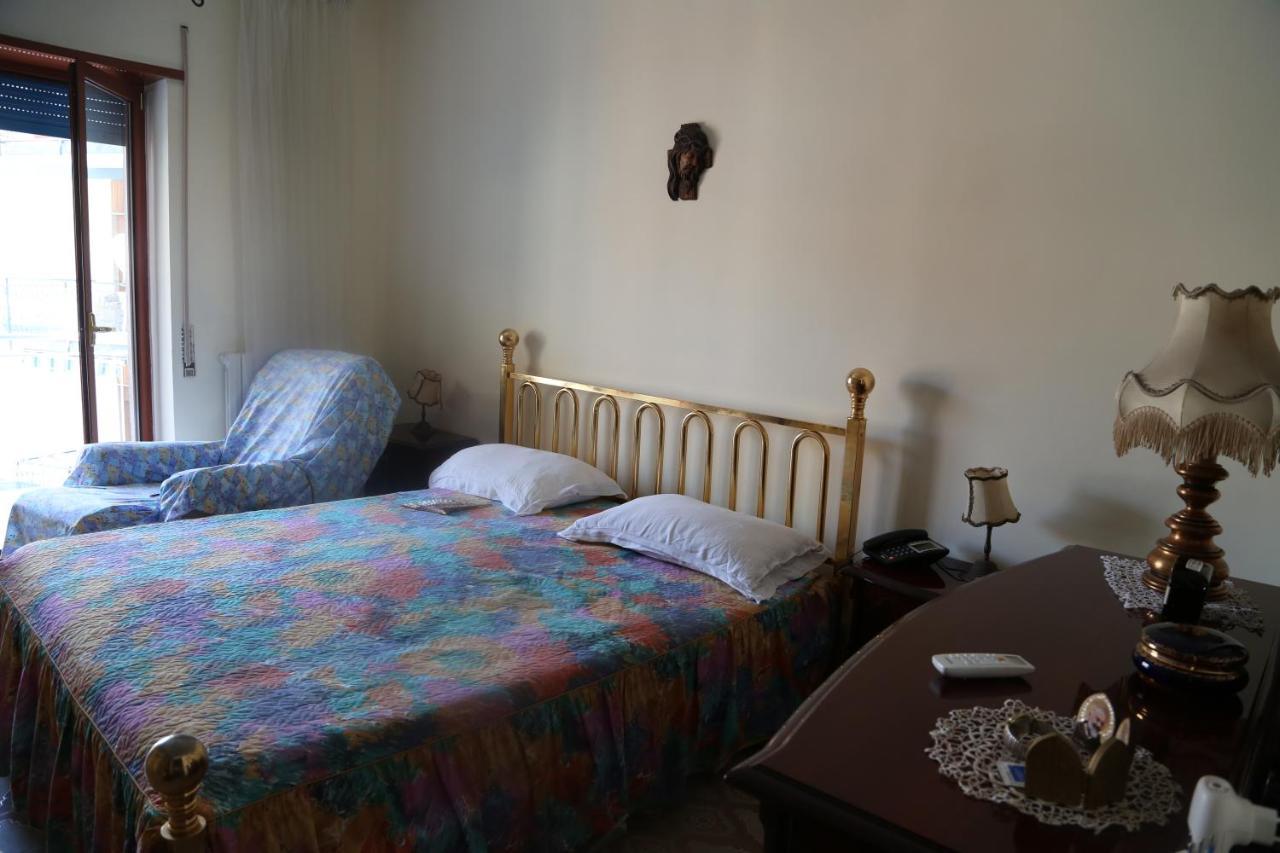 Stanza In Appartamento Napoli Bagian luar foto