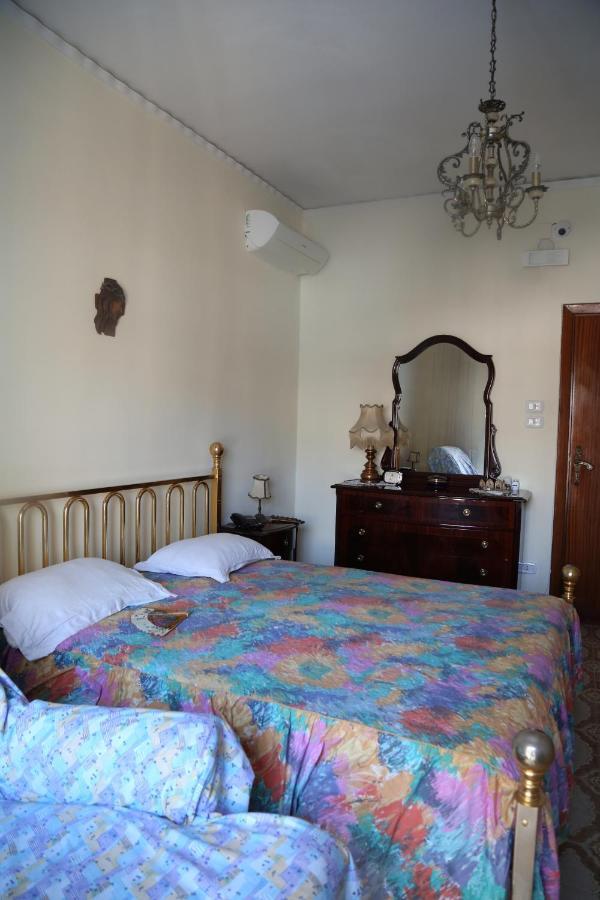 Stanza In Appartamento Napoli Bagian luar foto