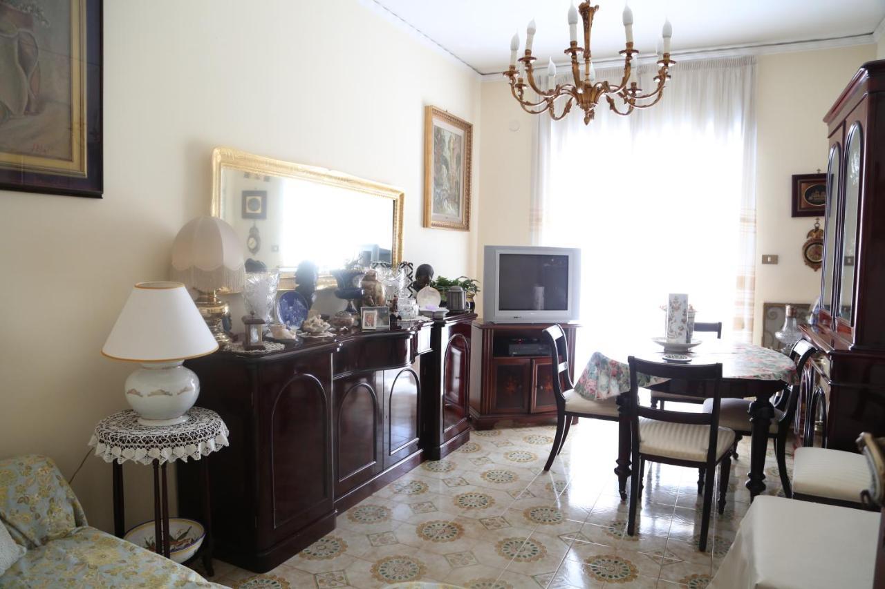Stanza In Appartamento Napoli Bagian luar foto